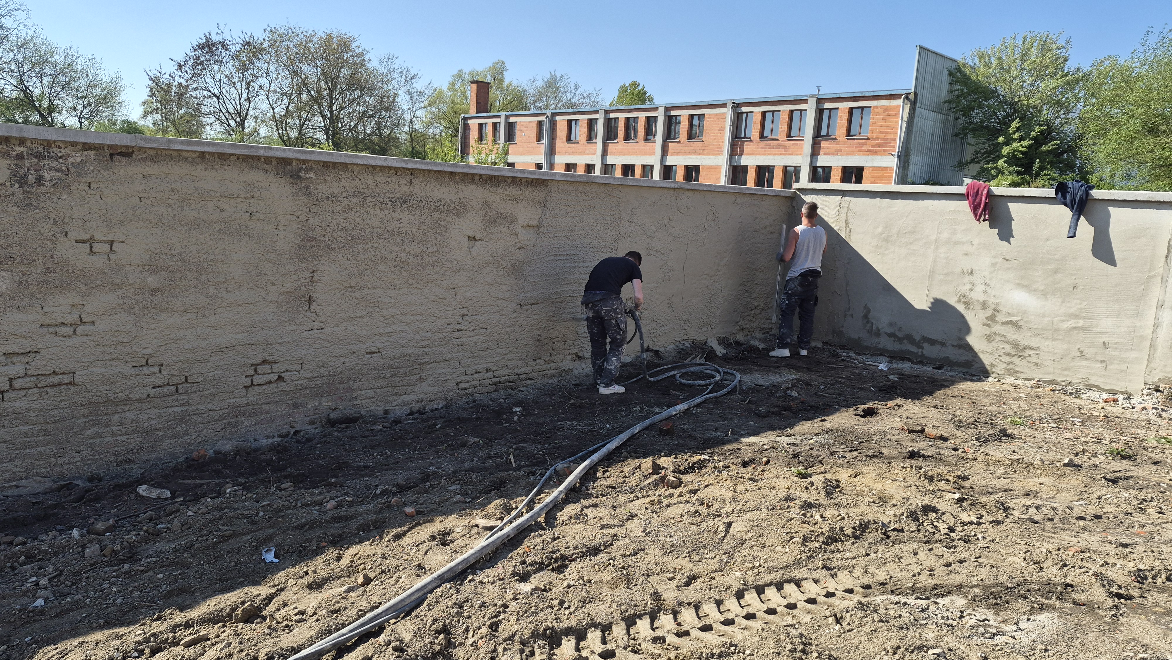 Photos des élus lors de la visite de chantier à la crèche de Le Catelet le mercredi 22 avril 2026