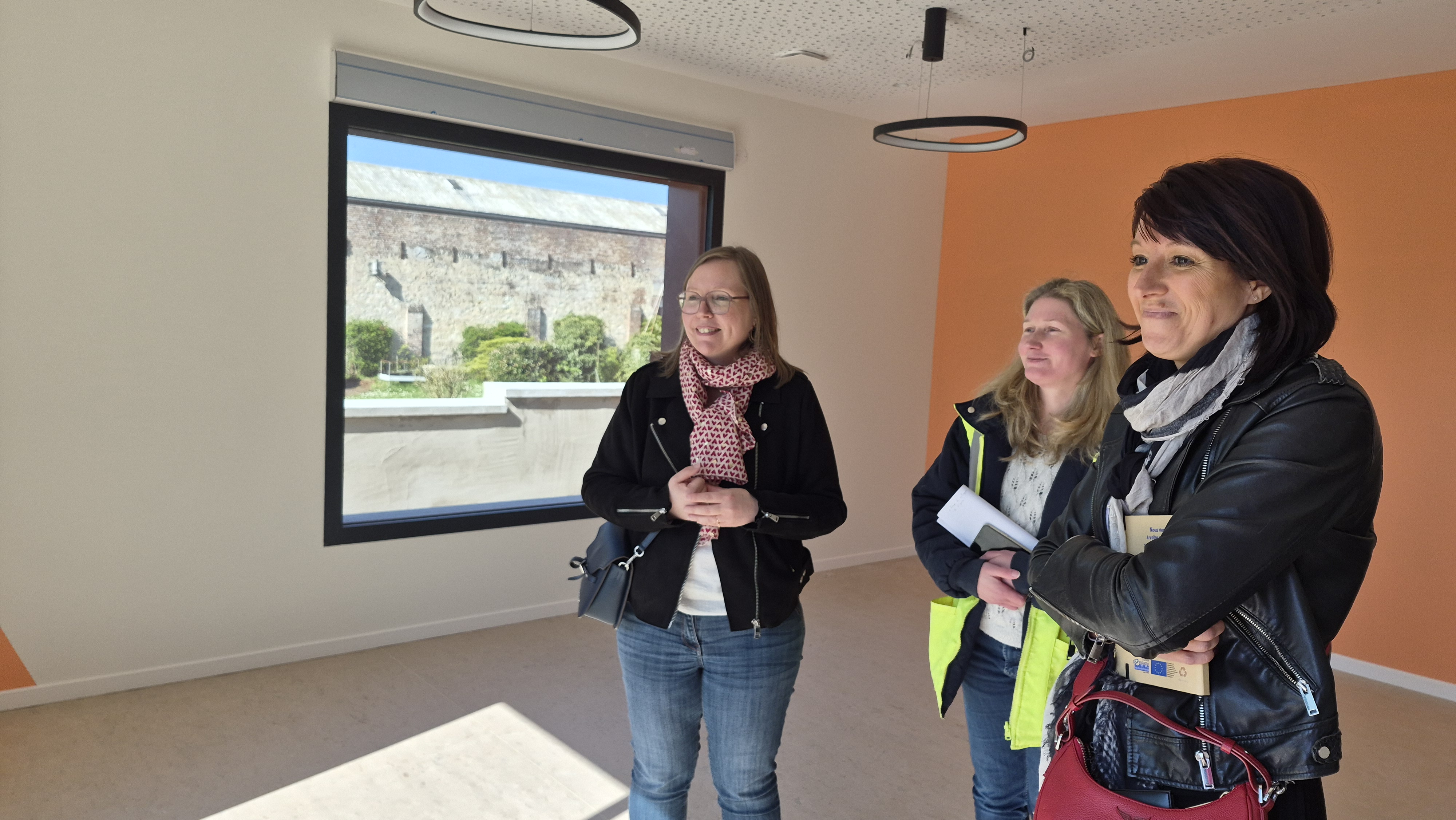 Photos des élus lors de la visite de chantier à la crèche de Le Catelet le mercredi 22 avril 2026