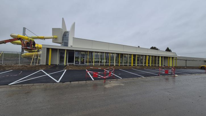 Photo de la façade extérieure du chantier du centre aquatique en janvier 2026