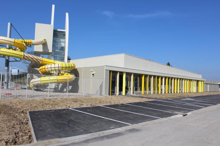 Vue de la façade du centre aquatique le 9 mars 2026