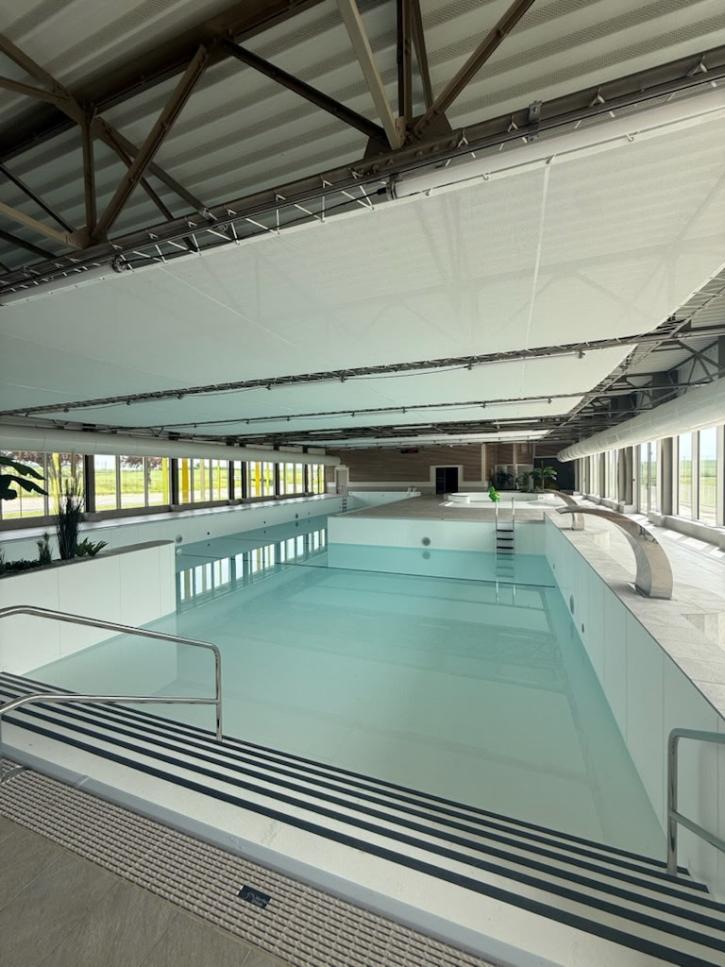 Photo du bassin intérieur avec mise en eau en cours